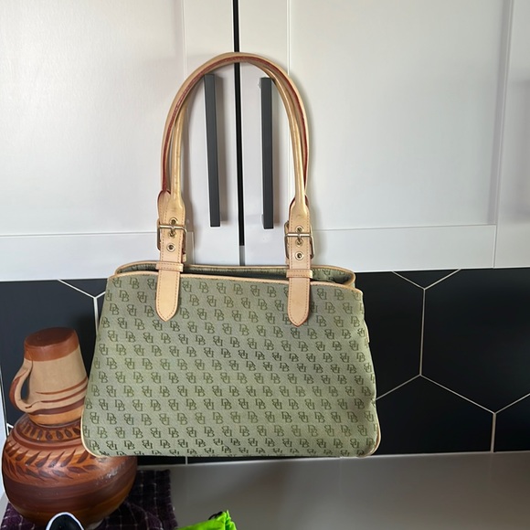 Dooney & Bourke Handbags - Euc dooney and Burke purse